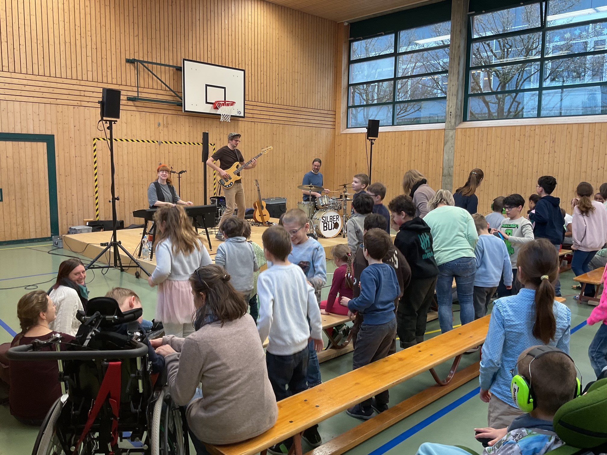 Silberbüx in der Turnhalle zeka
